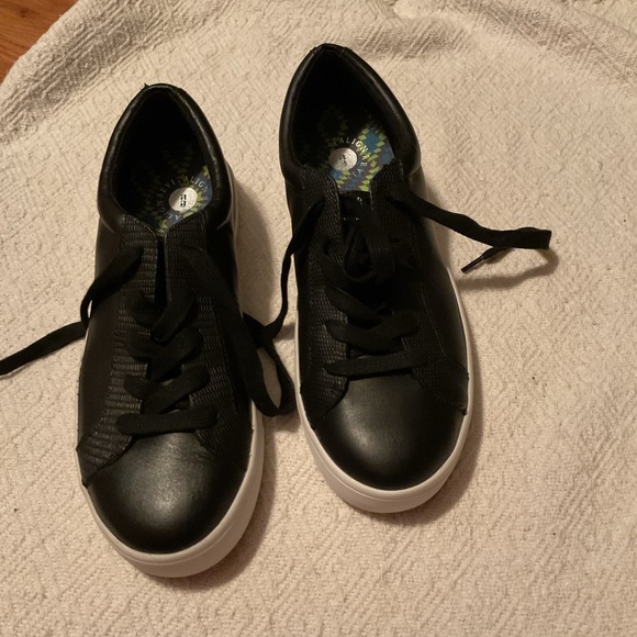 REVITALIGN Shoes - Revitalign Women’s Black Alameda Sneakers Size 8